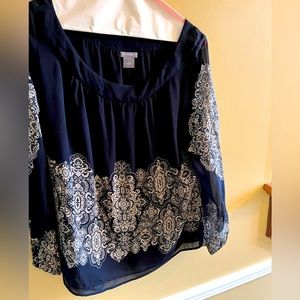 Light and Flowy Ann Taylor navy blue and beige long sleeve blouse. Size 8